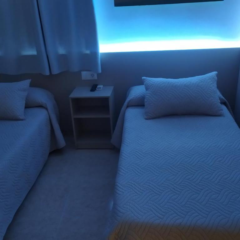 Las Rosas - Twin Room with Private Bathroom - 14