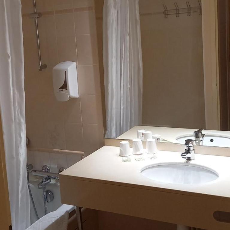 Hôtel SABLES D'O et son restaurant LE 16 BIS - Chambre Triple - 5