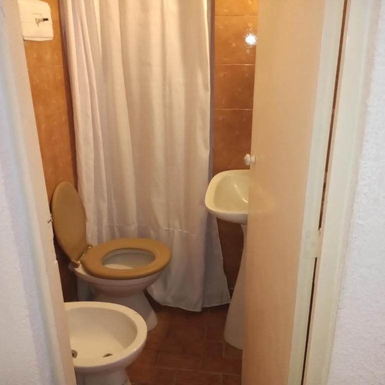 Hotel Embassy - Habitación Doble con baño privado - 2 camas - 3