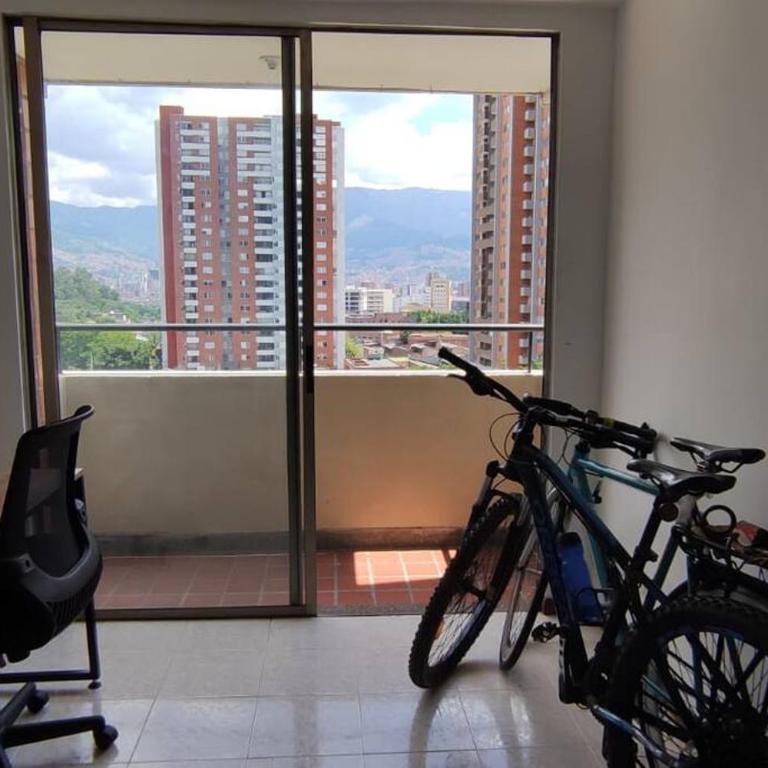 APARTAMENTO CERCA AL ESTADIO Y EL BATALLON - Three-Bedroom Apartment - 2