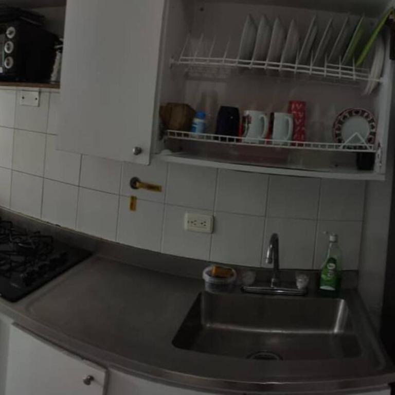APARTAMENTO CERCA AL ESTADIO Y EL BATALLON - Three-Bedroom Apartment - 6