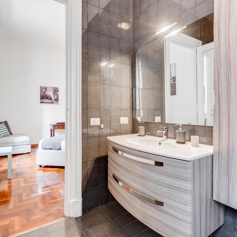 Large and bright apartment amazing view Basilica San Giovanni in Laterano - Two-Bedroom Apartment - 31