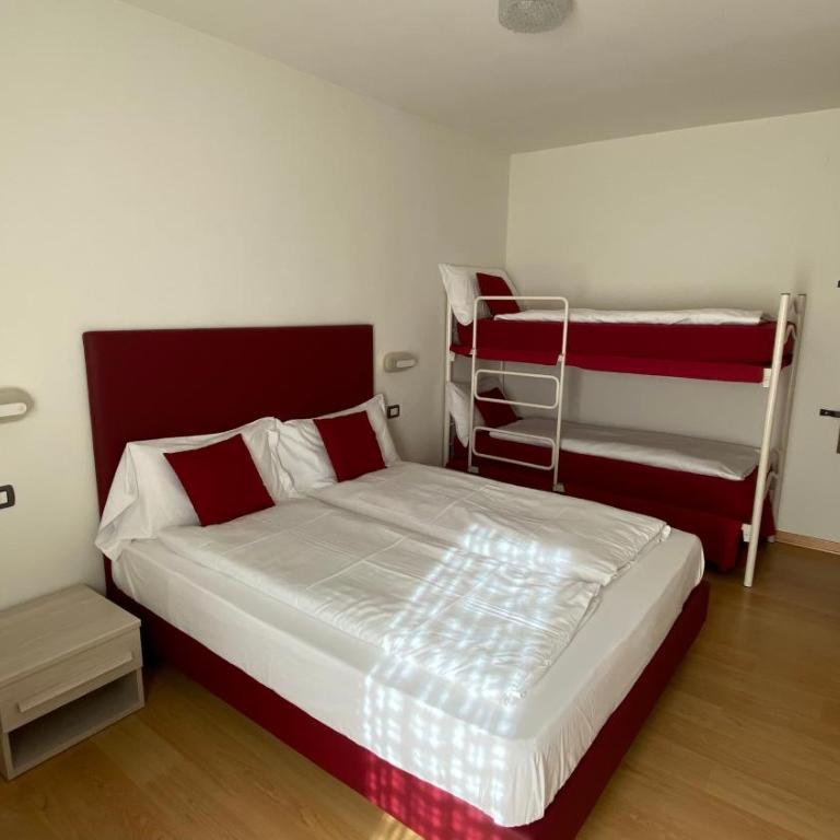 Casteluce Hotel Funivie - Quadruple Room with Balcony - 3