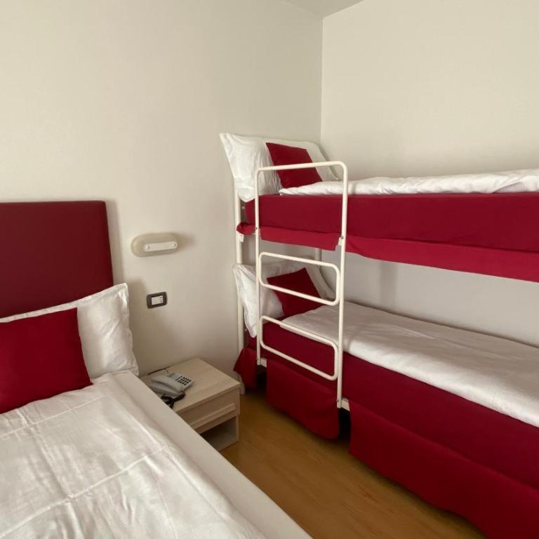 Casteluce Hotel Funivie - Quadruple Room with Balcony - 5