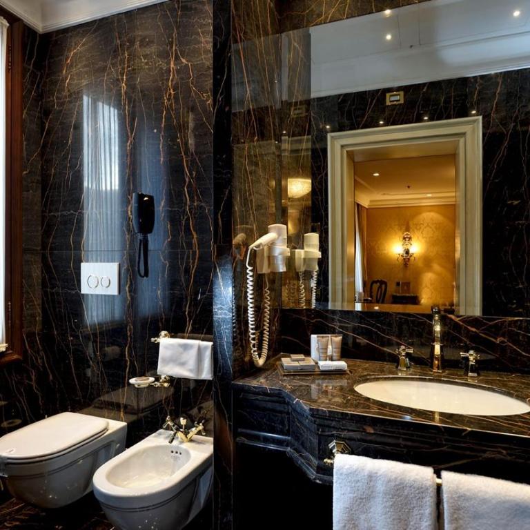 Hotel Ai Reali - Small Luxury Hotels of the World - Camera Deluxe Matrimoniale/Doppia con Letti Singoli - 1