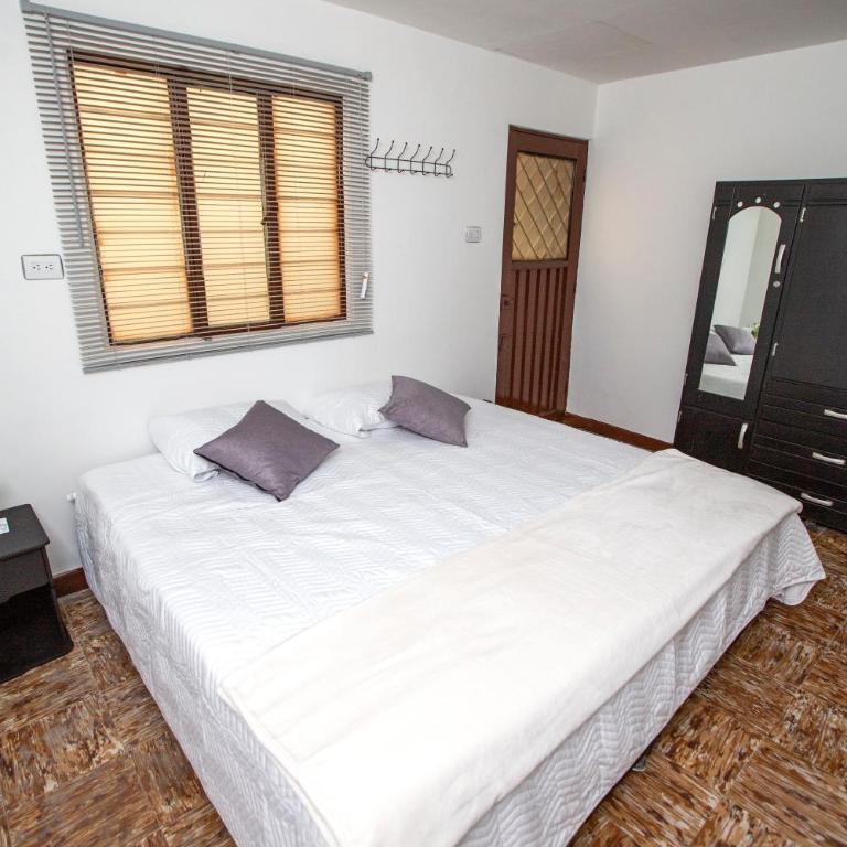KOMODO ALOJAMIENTO- hostal autoservicio, ubicado cerca al centro histórico - baño privado, wifi , cama 2x2 y agua caliente y cocina compartida - Habitación Doble con baño privado - 1