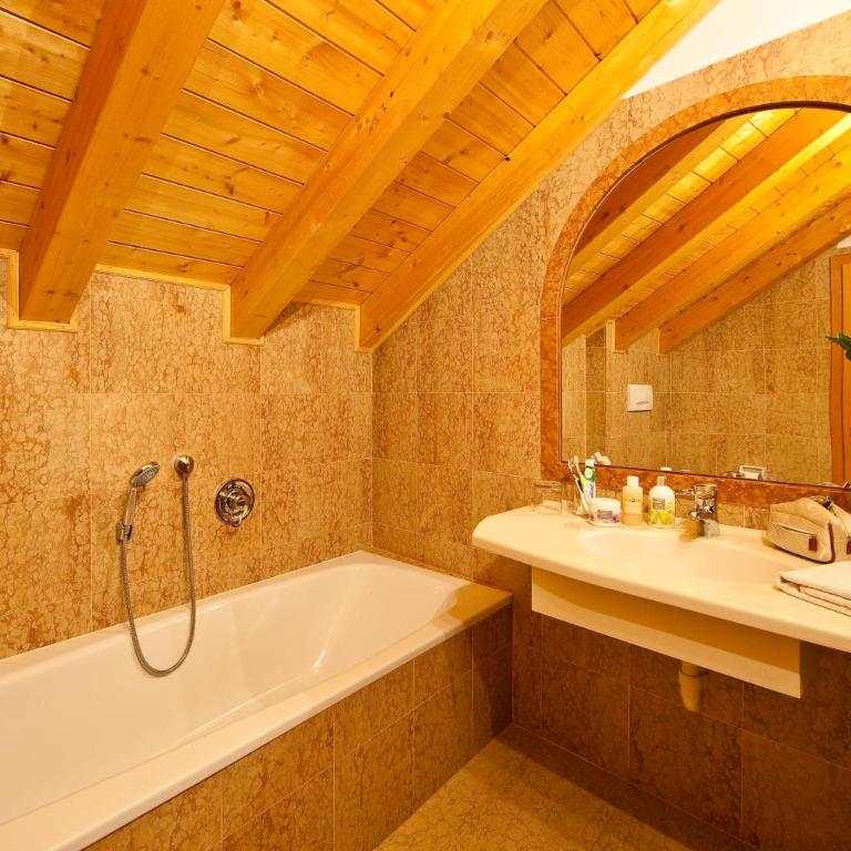 Hotel Elefant - Deluxe Triple Room Annex - 6