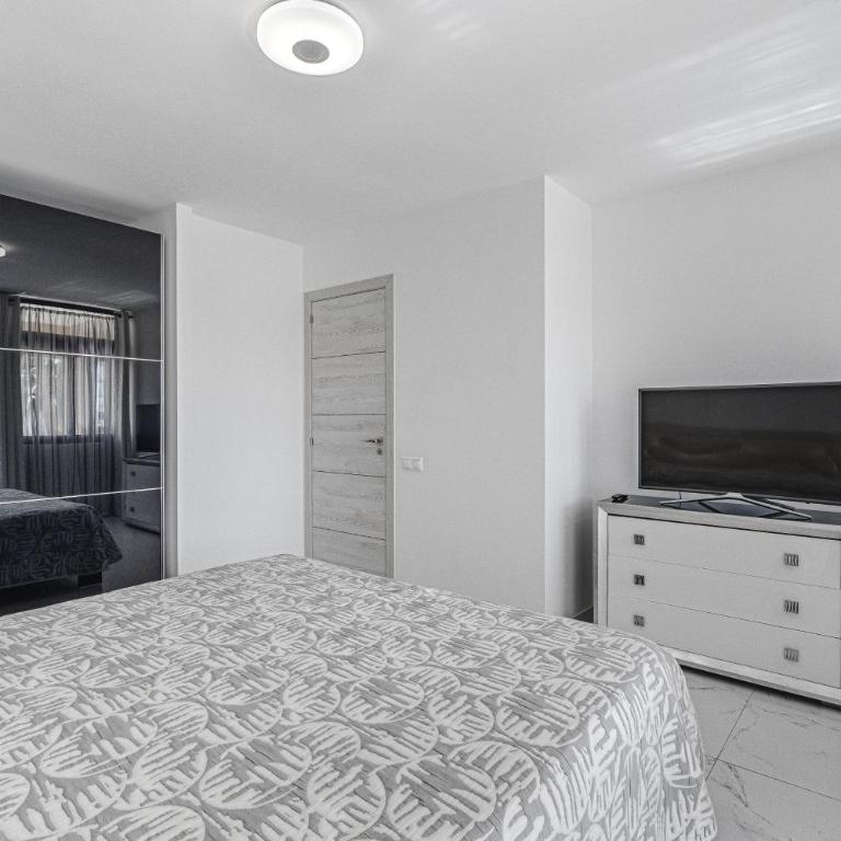 Amazing 3 bedroom apartment on the first line of the best Las Americas beach, air conditioner and terrace ocean view - Apartamento de 3 dormitorios - 10