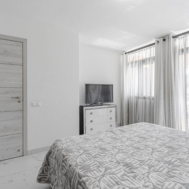 Amazing 3 bedroom apartment on the first line of the best Las Americas beach, air conditioner and terrace ocean view - Apartamento de 3 dormitorios - 9