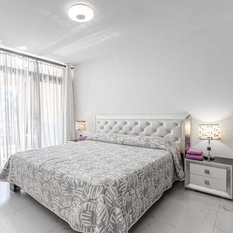 Amazing 3 bedroom apartment on the first line of the best Las Americas beach, air conditioner and terrace ocean view - Apartamento de 3 dormitorios - 7