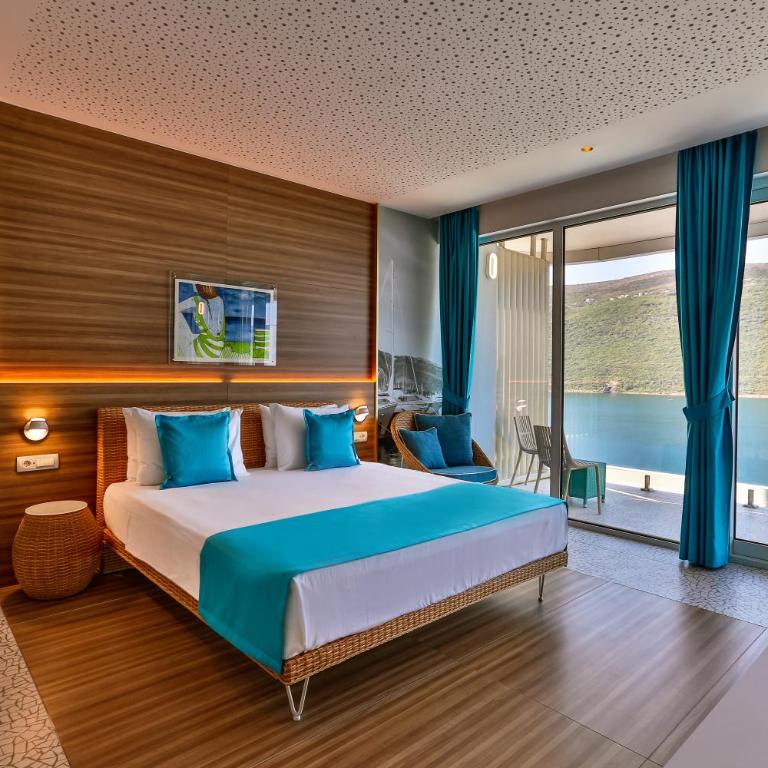 Carine Hotel Kumbor Superior - Suite with Balcony and Sea View - 1