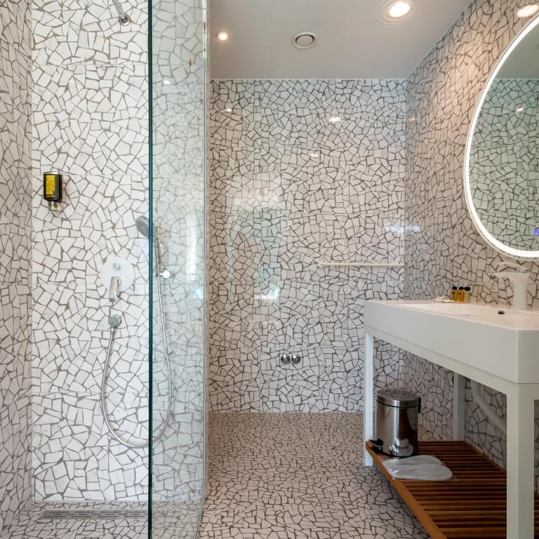 Carine Hotel Kumbor Superior - Suite with Balcony and Sea View - 2