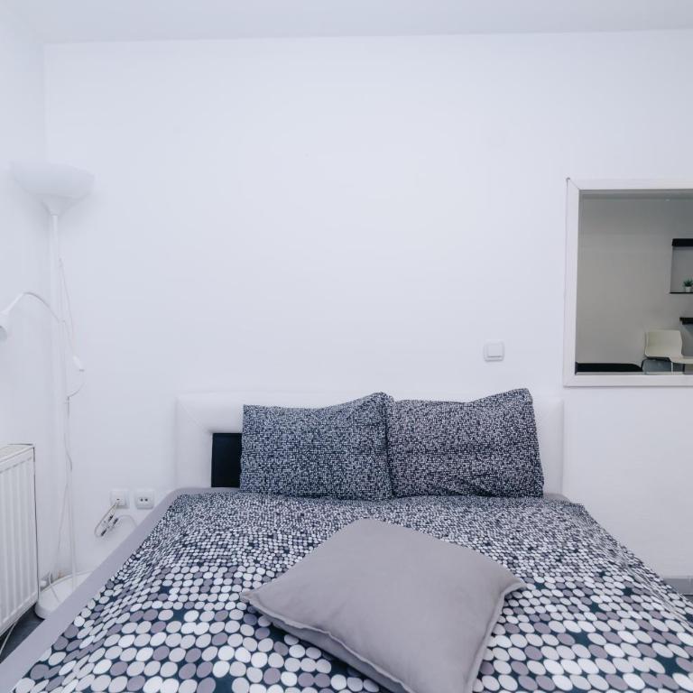 Apartments Luka - Double Room with Balcony - 7