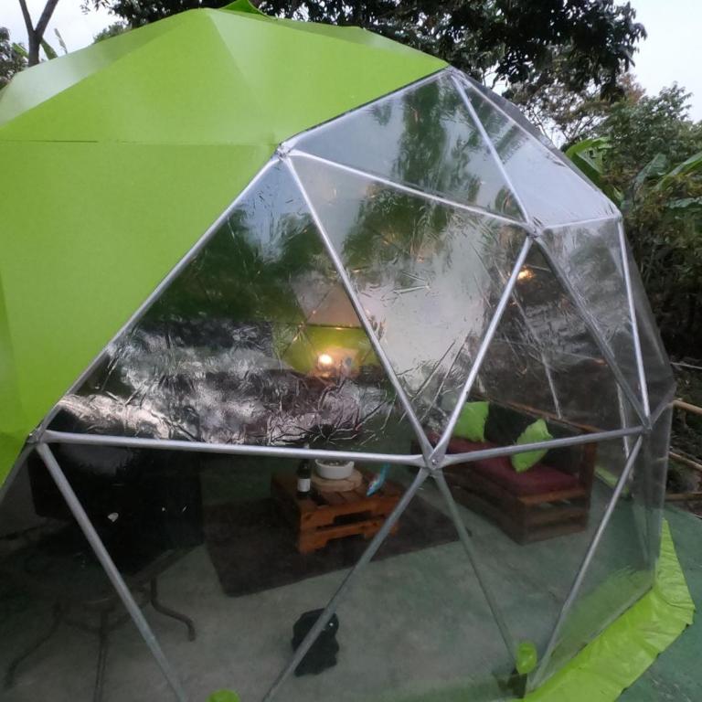 Glamping Dimensión Ecológica - Habitación con cama extragrande y vistas a la montaña - 13