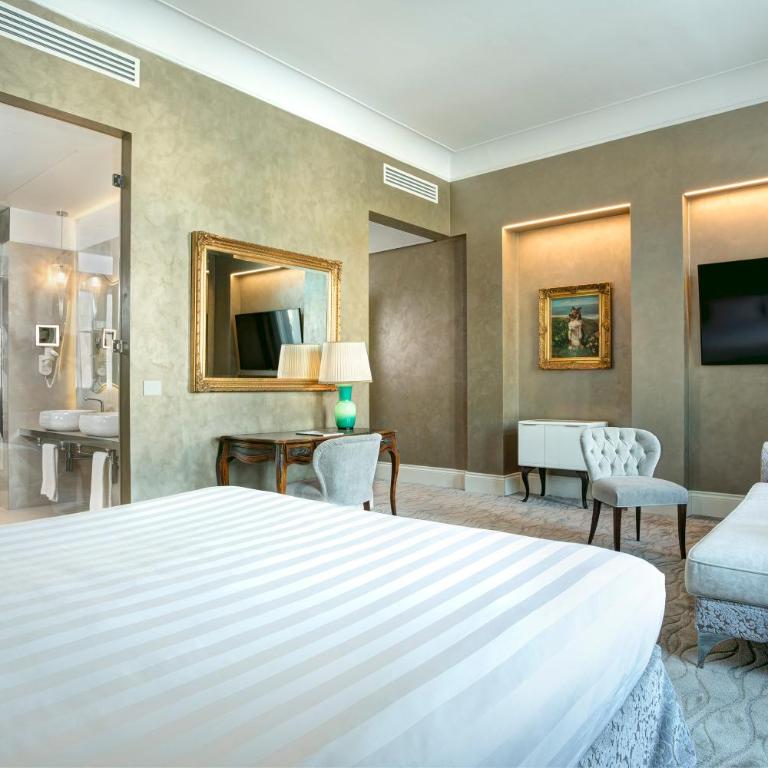 Grand Hotel Duchi d'Aosta - Suite Prestige with Square View - 31