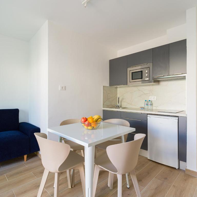 HomeForGuest Moderno Apartamento con piscina en Corralejo - Apartment - 5