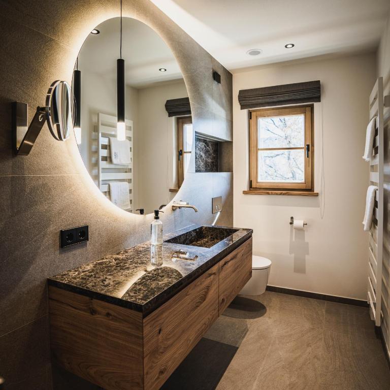 Chalet am Wetterkreuz - Luxus mit Sauna & Whirlpool in Reit im Winkl - Doppelzimmer mit Parkblick - 42