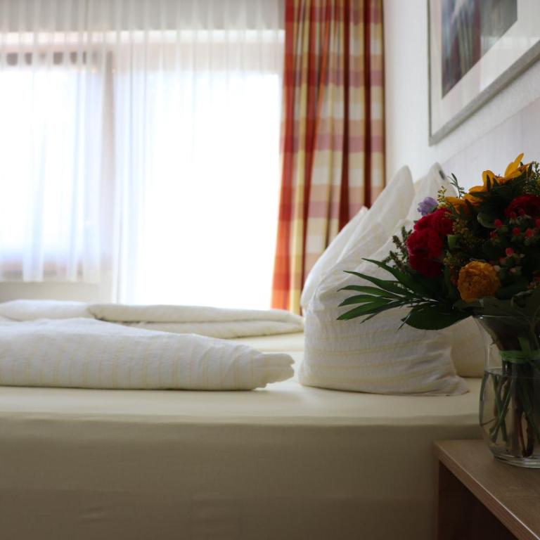 Hotel Theresia Garni - Doppelzimmer mit Balkon - 8
