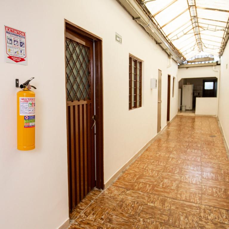 KOMODO ALOJAMIENTO- hostal autoservicio, ubicado cerca al centro histórico - baño privado, wifi , cama 2x2 y agua caliente y cocina compartida - Habitación con cama grande - 1