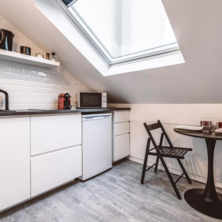 Le Coquet Logement Climatisé face à la Cathédrale - 3G - Studio Duplex - 17