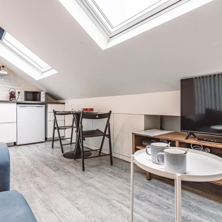Le Coquet Logement Climatisé face à la Cathédrale - 3G - Studio Duplex - 1