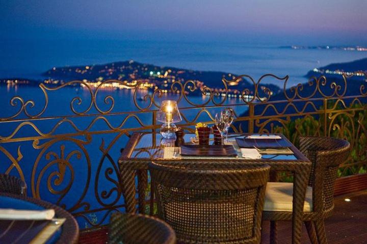 Villa d exception avec terrasse, jacuzzi, vue mer, parking, en plein cœur du village de Eze - Villa - Vue sur Mer - 67