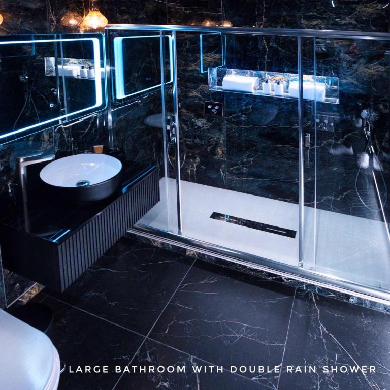 LIFE VOYAGE & SPA - Strasbourg's City Center Luxury Experience - Suite Deluxe - Private Sauna & 'Whirpool Bath' with Balcony - 17