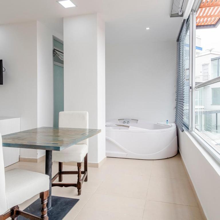 Hotel Santorini - King Room with Spa Bath - 4