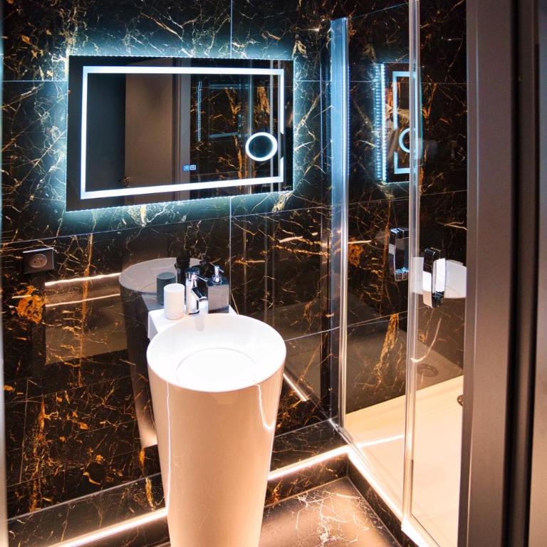 LIFE VOYAGE & SPA - Strasbourg's City Center Luxury Experience - Suite Deluxe - Private Sauna & 'Whirpool Bath' - 20