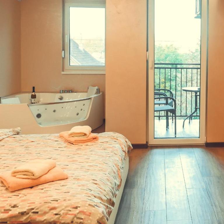 JACUZZI RELAX APARTMENT - One-Bedroom Apartment - 9