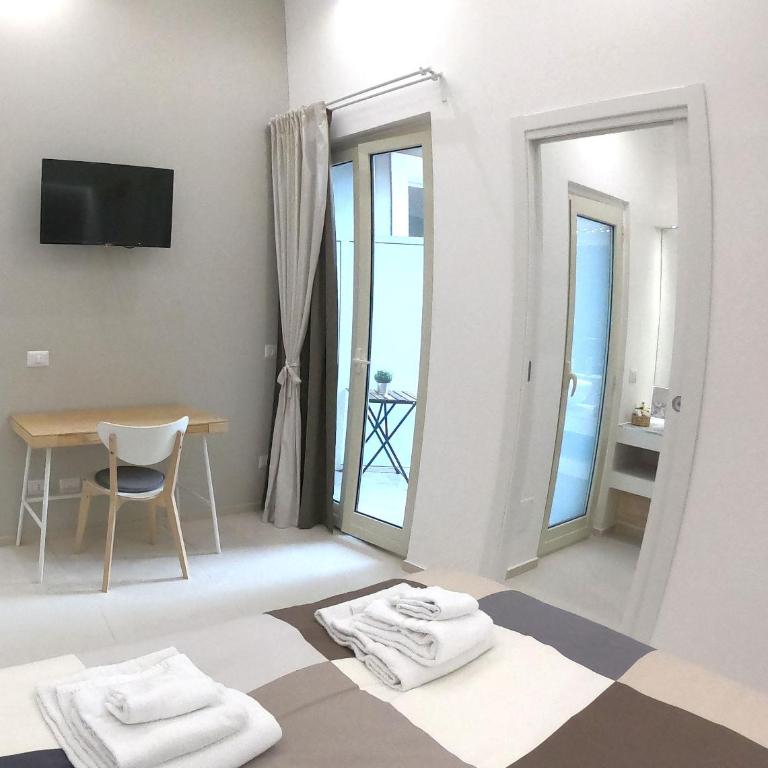 Home Catania Dante Accommodations - Camera Matrimoniale con Balcone - 6