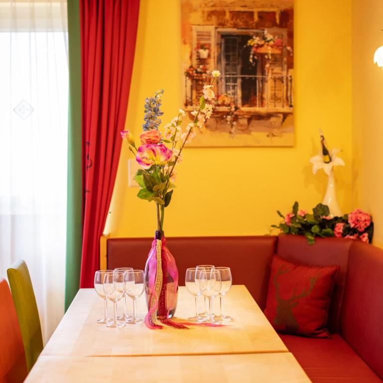 Mara's Little Boutique Sleepover - Budget Holiday Home - Chalet - 2