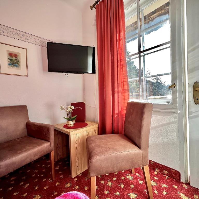 Hotel Restaurant Grünwalderhof - Doppelzimmer mit Balkon und Bergblick - 9