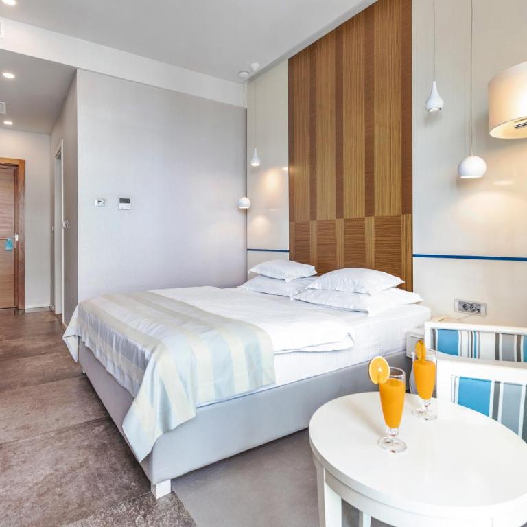 Hotel Bracera - Porodična Soba sa Balkonom i Pogledom na More - 1