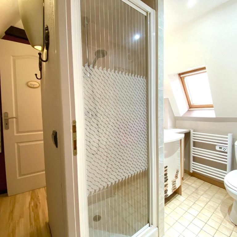 La Clef des Songes - Maison d'Hôtes au Calme, au Coeur de Sarlat, 2 minutes à pied de la Cité Médiévale - Climatisation - Petits Déjeuners fait Maison - Parking gratuit - Option Spa et Massages - Piscine de Saison à 400m - Double Room (2nd attic floor) - 5
