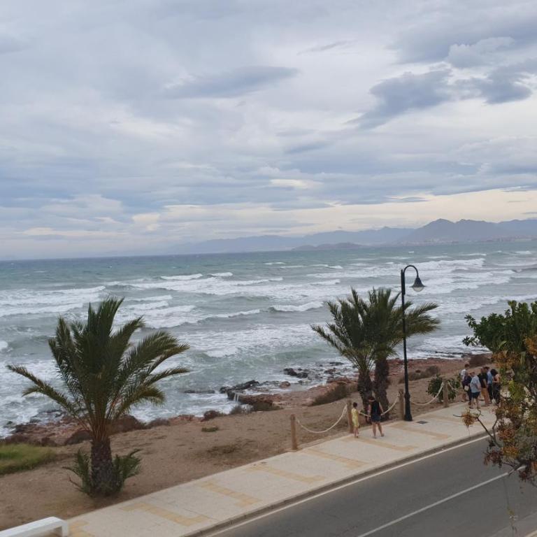 Apartamento en primera linea de mar. - Three-Bedroom Apartment - 18