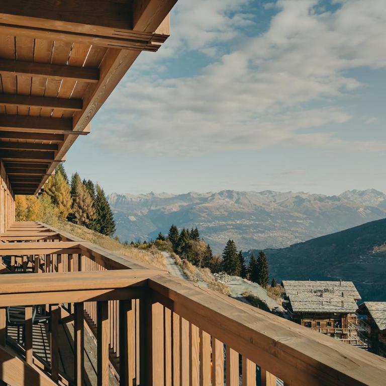 Eringer Hotel - Zimmer mit Kingsize-Bett und Balkon - 4
