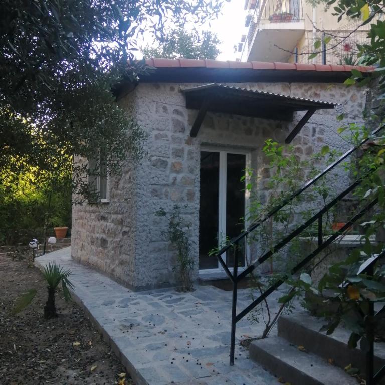Emplacement idéal pour cette Maisonnette avec jardin et cuisine d'été - Maison de Vacances - 2