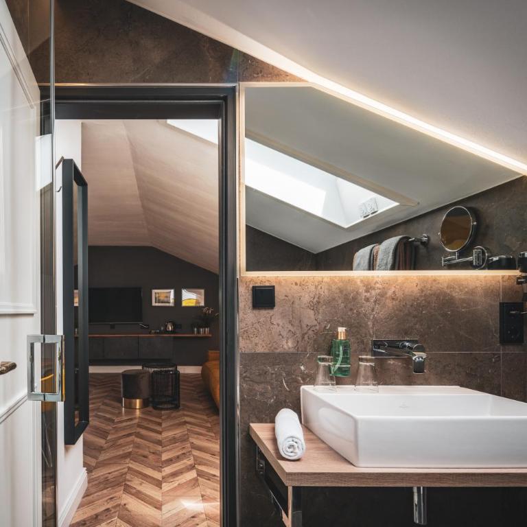 Villa Sonnenhof Boutique-Hotel - Superior Doppelzimmer mit Balkon und Panoramablick - 3