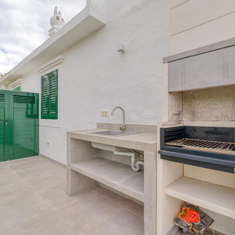 Bungalow nuevo con jardín y piscina/ Newly renovated Bungalow with private garden and swimming pool - Casa con 1 dormitorio - 22