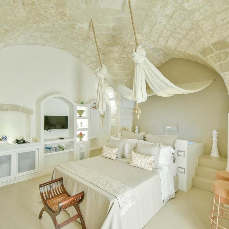 Eurydice Suite with Infinity Jacuzzi - One-Bedroom Apartment - 11