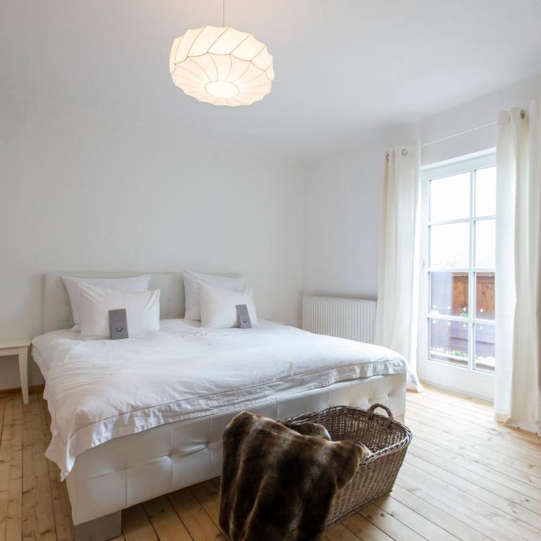 Forest Chalet, all famous ski areas around us, 15 min to city of salzburg, mountainview, panorama sauna, bath whirlpool, fire pit in garden up to 10 p - Haus mit 4 Schlafzimmern - 34