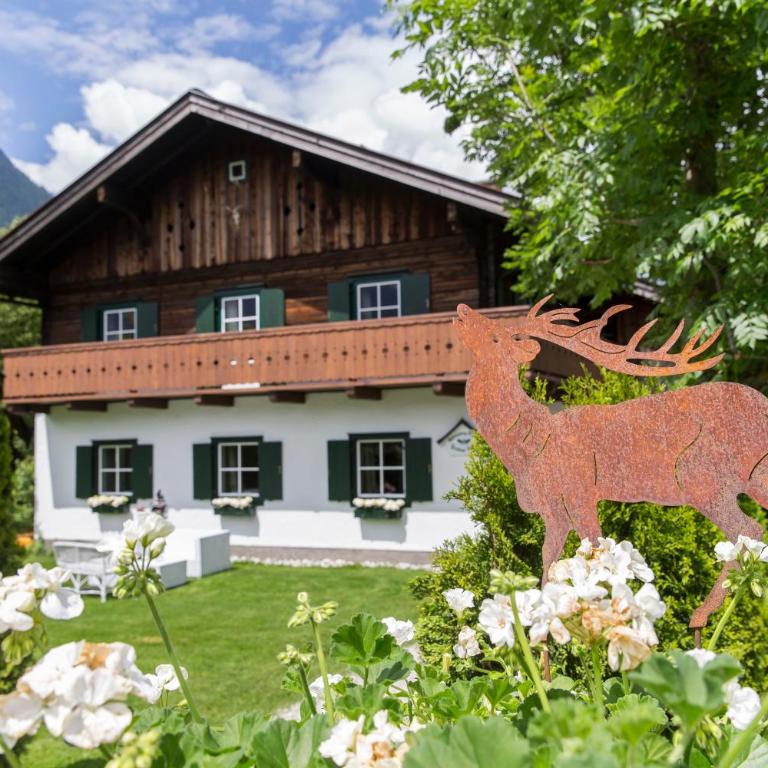 Forest Chalet, all famous ski areas around us, 15 min to city of salzburg, mountainview, panorama sauna, bath whirlpool, fire pit in garden up to 10 p - Haus mit 4 Schlafzimmern - 1
