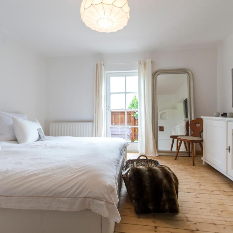 Forest Chalet, all famous ski areas around us, 15 min to city of salzburg, mountainview, panorama sauna, bath whirlpool, fire pit in garden up to 10 p - Haus mit 4 Schlafzimmern - 35