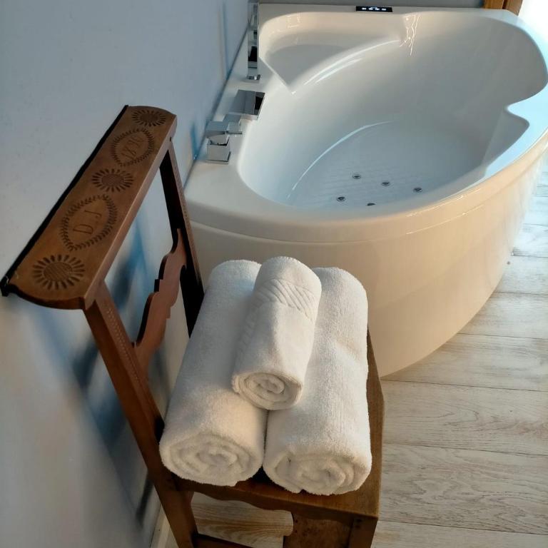 Maison Bionaz Luxury Ski & Sport - Camera Matrimoniale con Vasca Idromassaggio e Balcone - 10