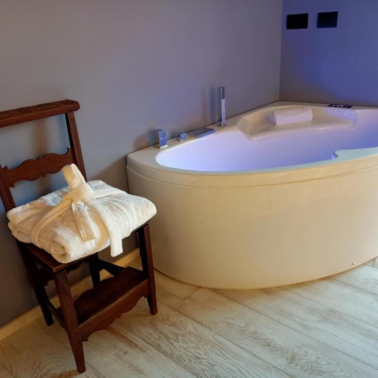 Maison Bionaz Luxury Ski & Sport - Camera Matrimoniale con Vasca Idromassaggio e Balcone - 11