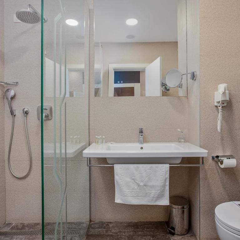 Hotel Bracera - Dvokrevetna soba sa Bračnim Krevetom ili Zasebnim Krevetima, Balkonom i Pogledom na More - 13