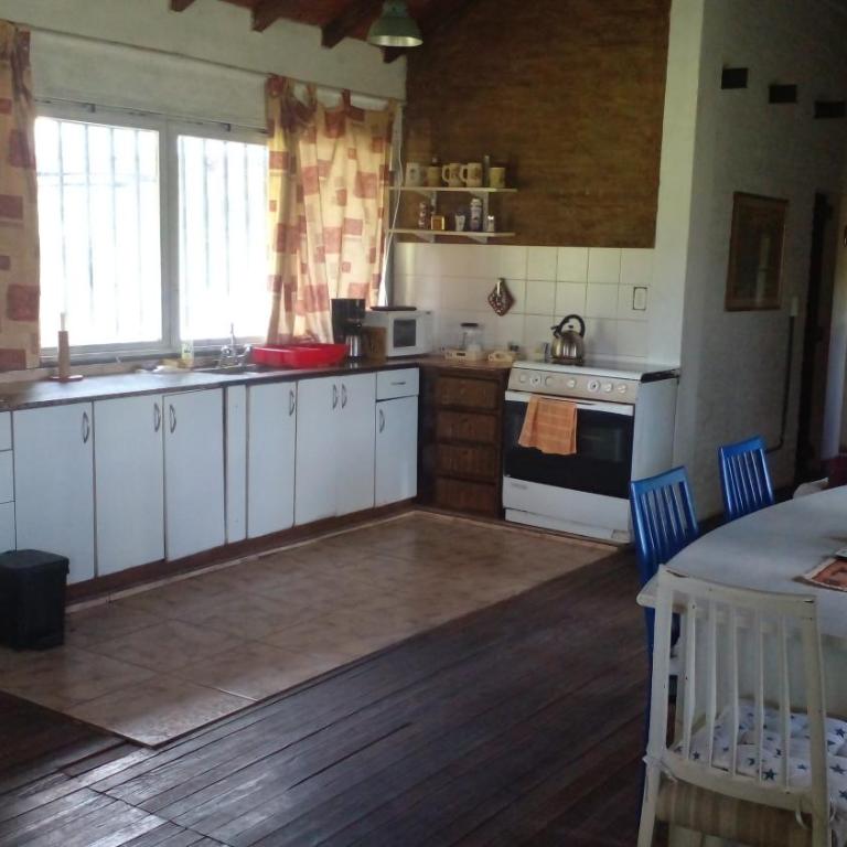 Los Arboles, casa completa a 5 minutos del Aeropuerto Ezeiza - Three-Bedroom House - 11