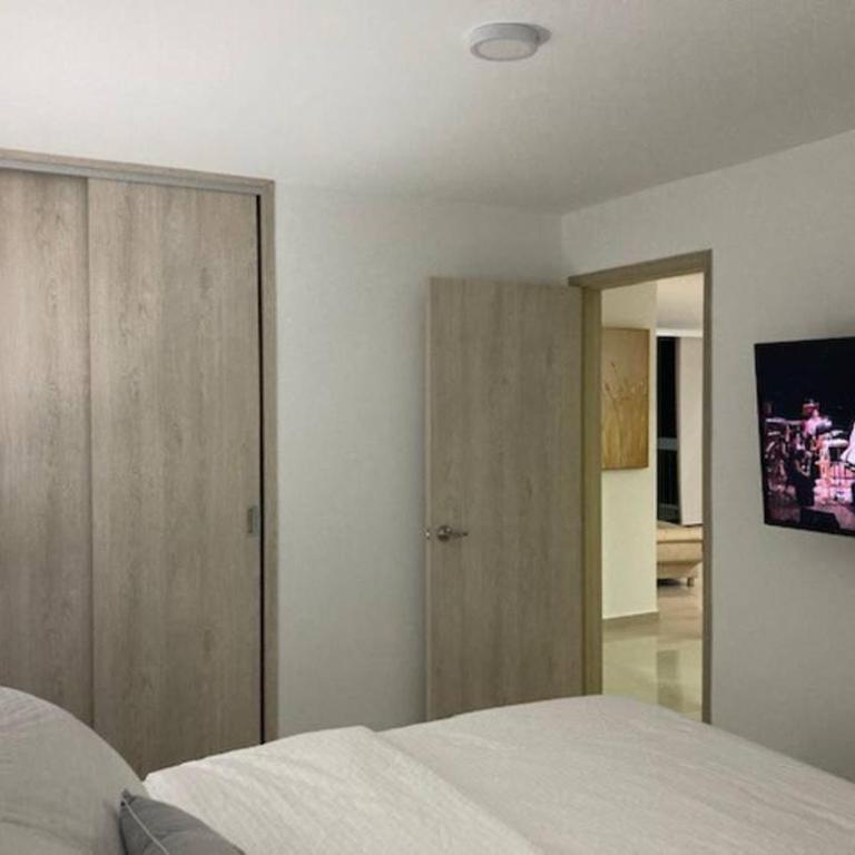 Hermoso Apartamento en el Rodadero, a tan sólo una cuadra de la playa! - Three-Bedroom Apartment - 14