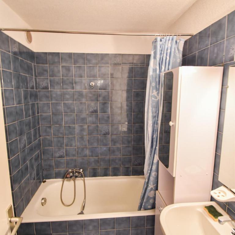 L'Enchalpe, Grand et lumineux studio avec coin montagne 5 personnes, 60m des pistes, PISCINE COUVERTE, WIFI, grand balcon expo EST, DRAPS NON COMPRIS - Studio - Vue sur Montagne - 13